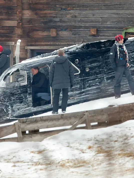 Aktor agen rahasia 007 ini duduk di pesawat yang merupakan properti syuting film ‘Spectre’ di Obertilliach, Austria pada Januari 2015 silam. (Bintang/EPA)