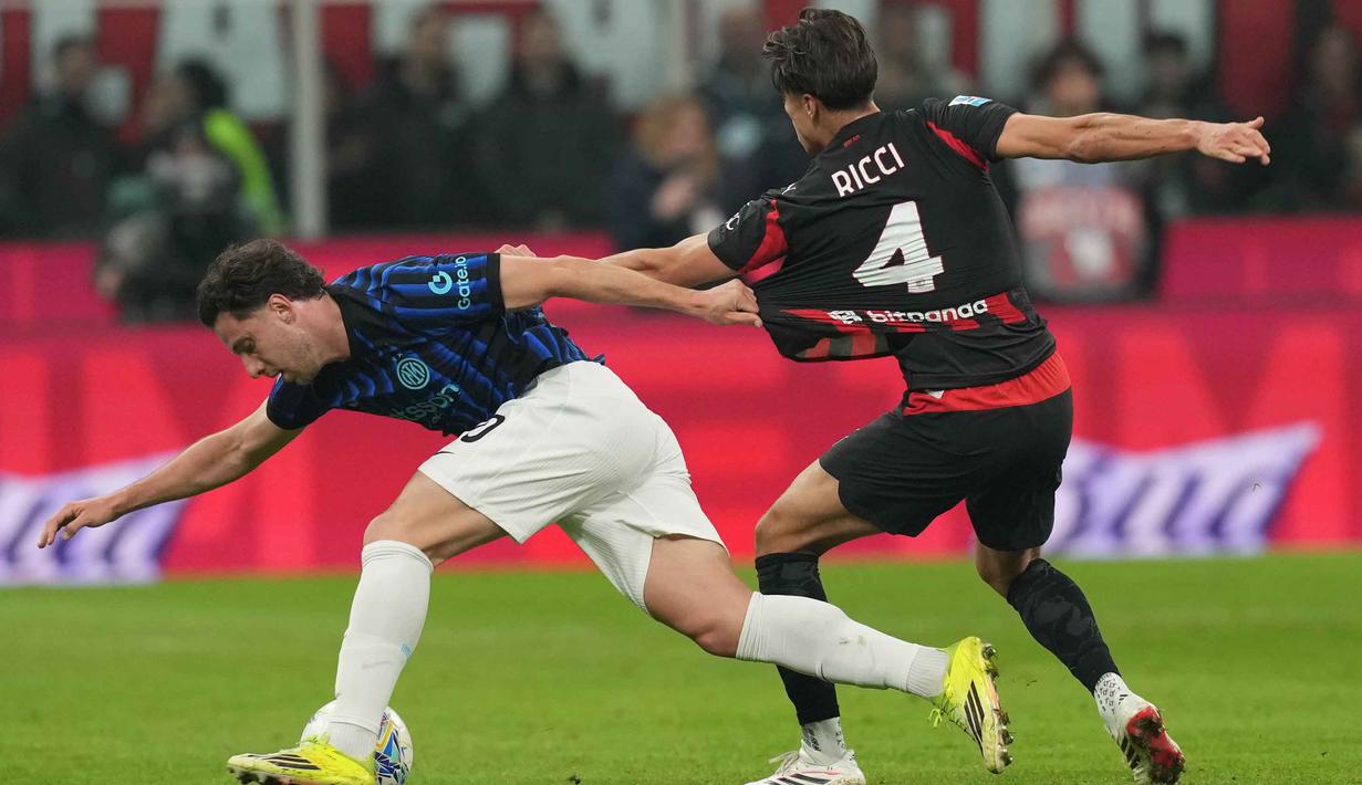 Hingga waktu turun minum tiba, skor tidak berubah, tetap 1-0 untuk keunggulan AC Milan. Tampak dalam foto, pemain Inter Milan, Carlos Augusto (kiri) dan Samuele Ricci dari AC Milan berebut bola saat pertandingan pekan ke-28 Serie A Italia 2025/2026, di Stadion San Siro, Minggu 8 Maret 2026 waktu setempat atau Senin (9/3/2026) dini hari WIB. (AP Photo/Antonio Calanni)