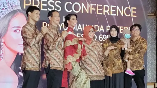 Ayu Maulida Putri bersama keluarga
