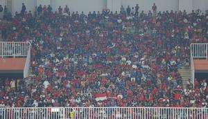 Para suporter yang hadir pada pertandingan Timnas Indonesia U-22 melawan Mali U-22&nbsp;yang dilangsungkan di Stadion Pakansari, Bogor, Jawa Barat, Sabtu (15/11/2025). (Bola.com/M Iqbal Ichsan)