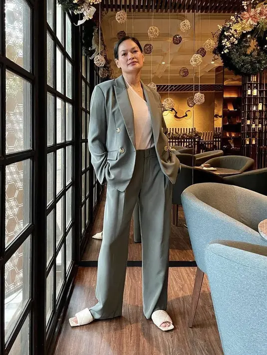 Ibu dua anak ini juga tampil formal namun tetap stylish dengan blazer dan loose pants warna senanda yaitu hijau, dikombinasikan dengan inner putih yang diserasikan dengan warna sandalnya.  (@donnaharunofficial)