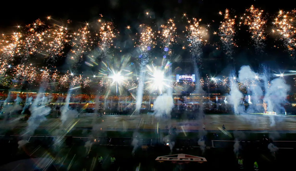 Kembang api dinyalakan selama pembukaan Piala Copa America 2019 di Morumbi Stadium di Sao Paulo, Brasil (14/6/2019). Copa America 2019 akan berlangsung dari 15 Juni hingga 8 Juli 2019. (AFP Photo/Miguel Schincariol)