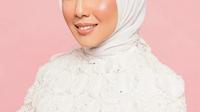 Gaya hijabnya yang sederhana pun membuat penampilannya terlihat makin menawan. (Instagram/tyaariestya).
