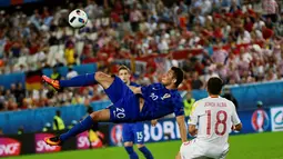 Striker Kroasia, Marko Pjaca, melakukan tendangan salto ke arah gawang Spanyol pada laga Grup D Piala Eropa 2016 di Stade Mahmut-Atlantique, Bordeaux, Rabu (22/6/2016) dini hari WIB. (AFP/Pierre-Philippe Marcou)