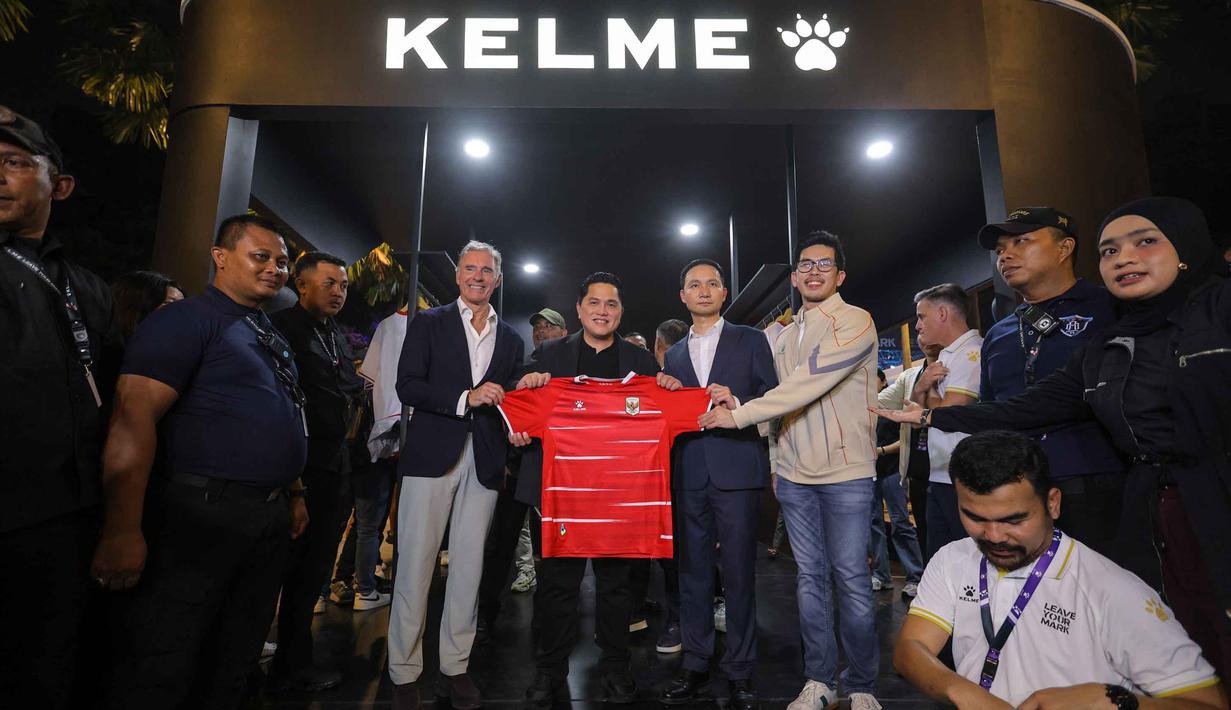 Ketua Umum Persatuan Sepak Bola Seluruh Indonesia (PSSI), Erick Thohir (tengah) saat menghadiri peluncuran jersey terbaru Timnas Indonesia di Plaza Utara Stadion Utama Gelora Bung Karno (SUGBK), Jakarta, Kamis (12/3/2026) malam. Apparel Kelme resmi meluncurkan jersey terbaru untuk Timnas Indonesia. (Bola.com/Bagaskara Lazuardi)