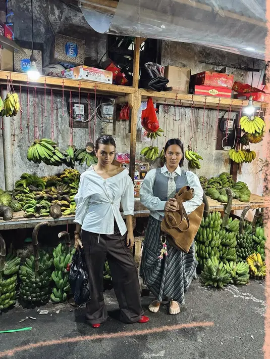 Sementara itu, Eva Celia mengusung gaya feminin chic yang lebih playful namun tetap classy. Dalam foto pertama, ia tampil memikat dengan dress strapless berwarna pink cerah. Aksesori berupa kalung emas panjang menambah kesan glamor namun tetap santai. Dengan rambut diikat rapi dan tas besar berwarna coklat, look ini cocok untuk acara santai namun tetap fashionable. [@taabasro].