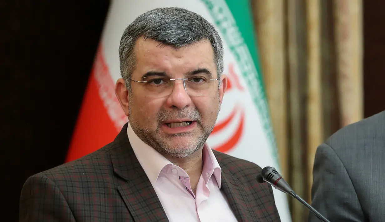 Wakil Menteri Kesehatan Iran Iraj Haririchi menyampaikan keterangan saat konferensi pers di Teheran, Iran, Senin (24/2/2020). Dalam sebuah video yang diunggahnya di media sosial, Harirchi mengatakan bahwa dia terinfeksi virus corona COVID-19 dan harus diisolasi. (Iranian Presidency/AFP)