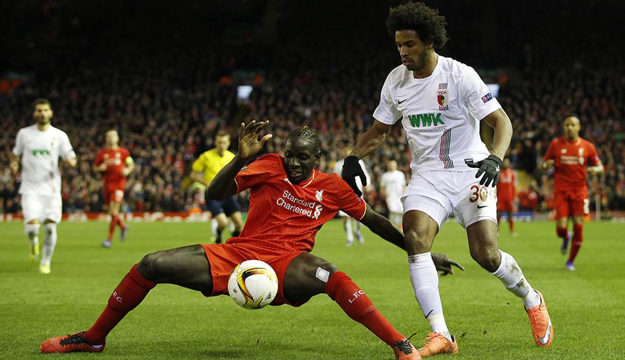 Bek Liverpool, Mamadou Sakho, dibayangi pemain Augsburg, Caiuby. Sebelumnya pada leg pertama kedua tim bermain imbang 0-0. (Reuters/Carl Recine)