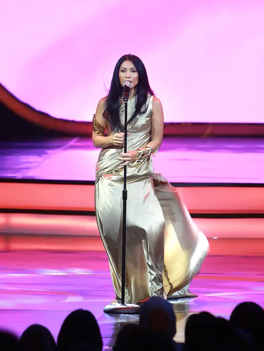 Anggun melantunkan lagu Warna Angin (Colord of the Wind). Selain itu ia berduet dengan Regina, Nowela, Chilla Kiana, dan Cindy Bernadette. Dalam duetnya menyanyikan lagu Lepaskan (Let It Go). (Galih W. Satria/Bintang.com)