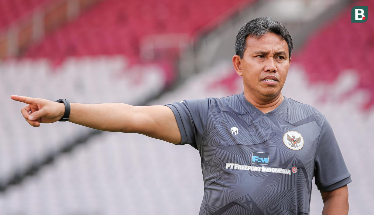 <p>Pelatih kepala Timnas Indonesia U-17, Bima Sakti memberikan instruksi kepada pemainnya saat latihan persiapan menjelang Piala Dunia U-17 2023 di Stadion Utama Gelora Bung Karno (SUGBK), Senayan, Jakarta, Senin (30/10/2023). (Bola.com/Bagaskara Lazuardi)</p>
