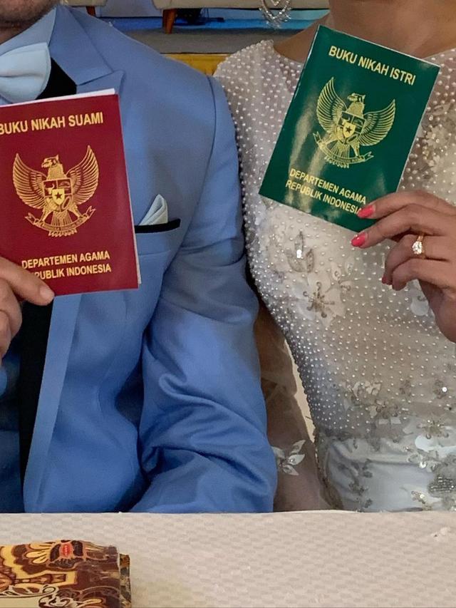 6 Potret Kebersamaan Tsania Marwa dan Dylan Carr, Pamer Buku Nikah