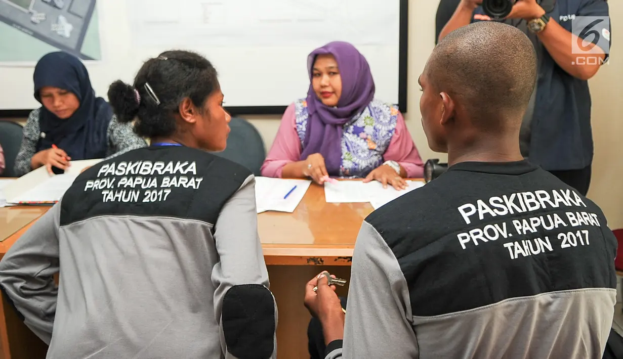 Peserta Paskibra perwakilan provinsi Papua Barat melakukan registrasi untuk mendapatkan kamar selama mengikuti Diklat di PPPON, Cibubur, Jakarta Timur, Selasa (25/7).  (Liputan6.com/Yoppy Renato)