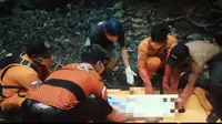 Tim SAR gabungan evakuasi jasad lansia yang hilang di hutan Plampang dari dasar jurang (Istimewa)
