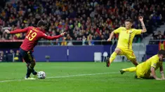 Penyerang Timnas Spanyol, Gerard Moreno mencetak gol ketiga untuk timnya ke gawang Rumania pada matchday ke-10 Grup F Kualifikasi Piala Eropa 2020 di Wanda Metropolitano, Senin (18/11/2019). Spanyol berhasil menggasak Rumania 5-0. (AP Photo/Manu Fernandez)