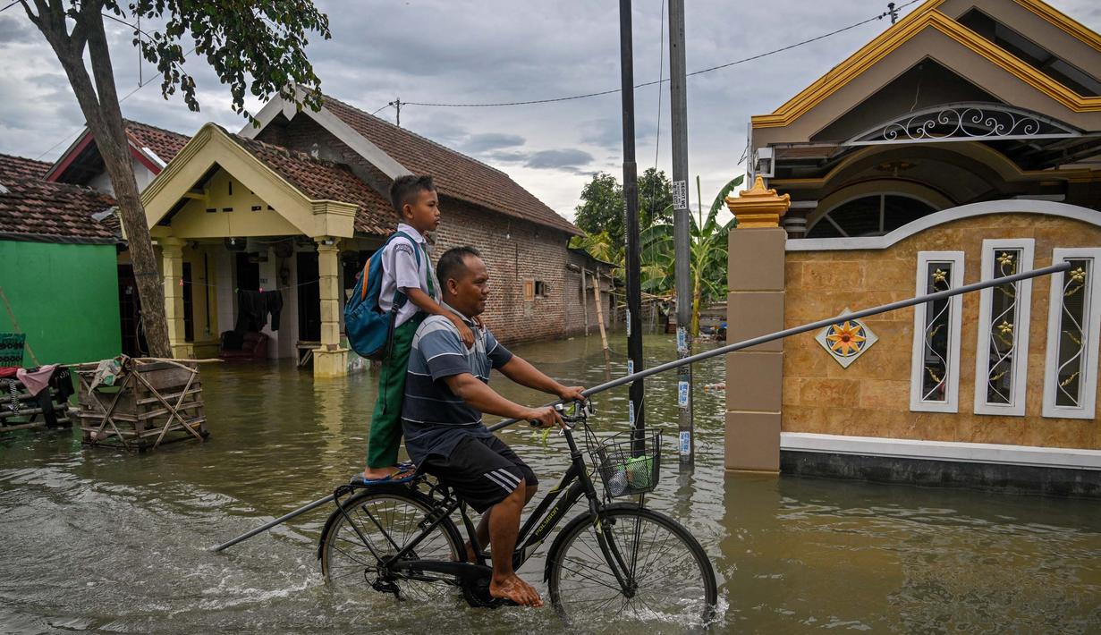 Sejumlah aktivitas warga terganggu. Sebanyak 470 rumah dilaporkan terendam banjir yang terjadi sejak Sabtu (7/12/2024). (Juni KRISWANTO/AFP)