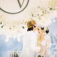 Potret Pernikahan Kevin Aprilio dan Vicy Melanie. (Sumber: Instagram.com/thebridestory)