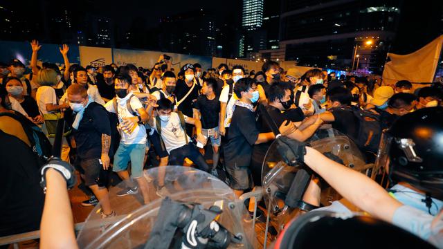Tolak RUU Ekstradisi, Pengunjuk Rasa di Hong Kong Bentrok dengan Polisi
