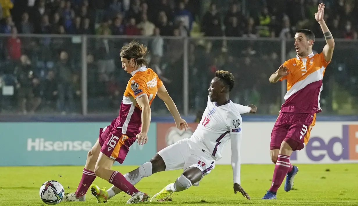 Pesta gol Anak asuh Gareth Southgate berlanjut di babak kedua. Emile Smith Rowe, Tyrone Mings, Tammy Abraham, serta Bukayo Saka masing-masing menyarangkan bola ke gawang San Marino. (AP/Antonio Calanni)