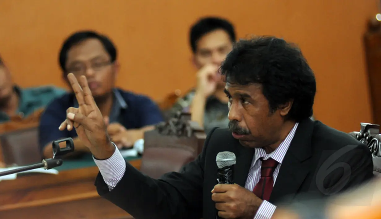 Di persidangan praperadilan status tersangka Komjen Budi Gunawan (BG), Pakar Hukum Tata Negara, Margarito Kamis berpendapat, pelantikan BG tidak bisa dihalangi dengan alasan apapun, PN Jakarta Selatan, Rabu (11/2/2015). (Liputan6.com/Helmi Fithriansyah)