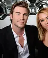 Pasangan Miley Cyrus dan Liam Hemsworth kembali dibicarakan publik. Kali ini bukan lagi soal kemesraan yang sellau terjadi di antara keduanya, namun soal hubungannya yang semakin serius dijalani. (AFP/MICHAEL BUCKNER)