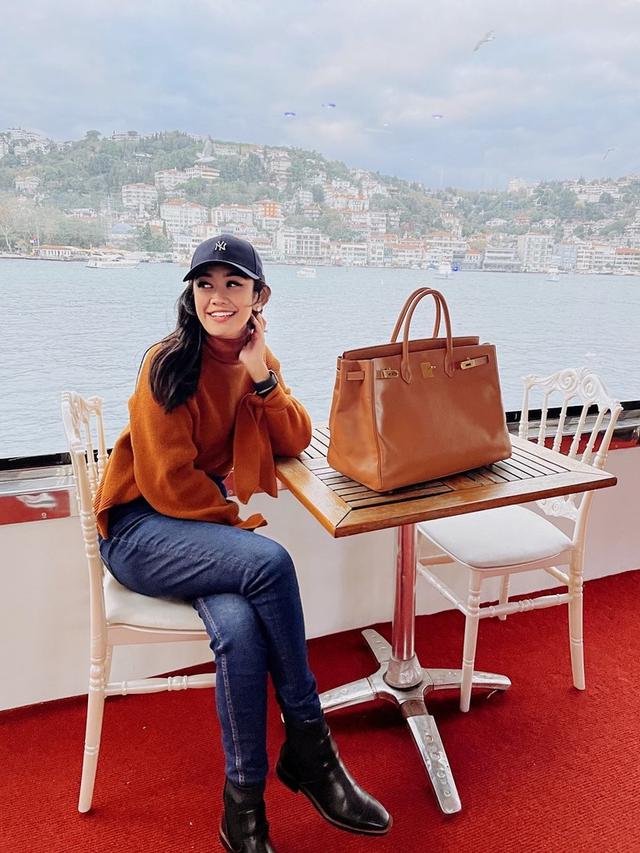 7 Potret Oline Mendeng Saat Liburan Ke Luar Negeri Ini Tampil Menawan