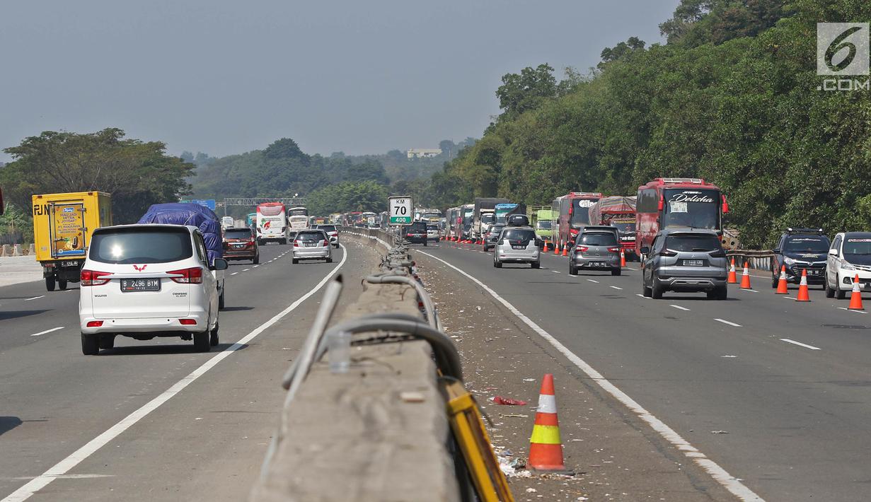 Kendaraan melintas di ruas tol yg diberlakukan one way setelah Gerbang Tol Cikampek Utama, Jawa Barat  (30/5/2019). Pemberlakuan one way mulai di GT Cikampek Utama langsung mengurai kemacetan yang terjadi di tol Cikampek. (Liputan6.com/Herman Zakharia)