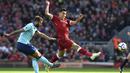 Pemain Liverpool, Roberto Firmino (kanan) mencoba menghalau bola sepakan pemain AFC Bournemouth, Steve Cook pada lanjutan Premier League di Anfield stadium, Liverpool,(14/4/2018). Liverpool menang 3-0. (Anthony Devlin/PA via AP)