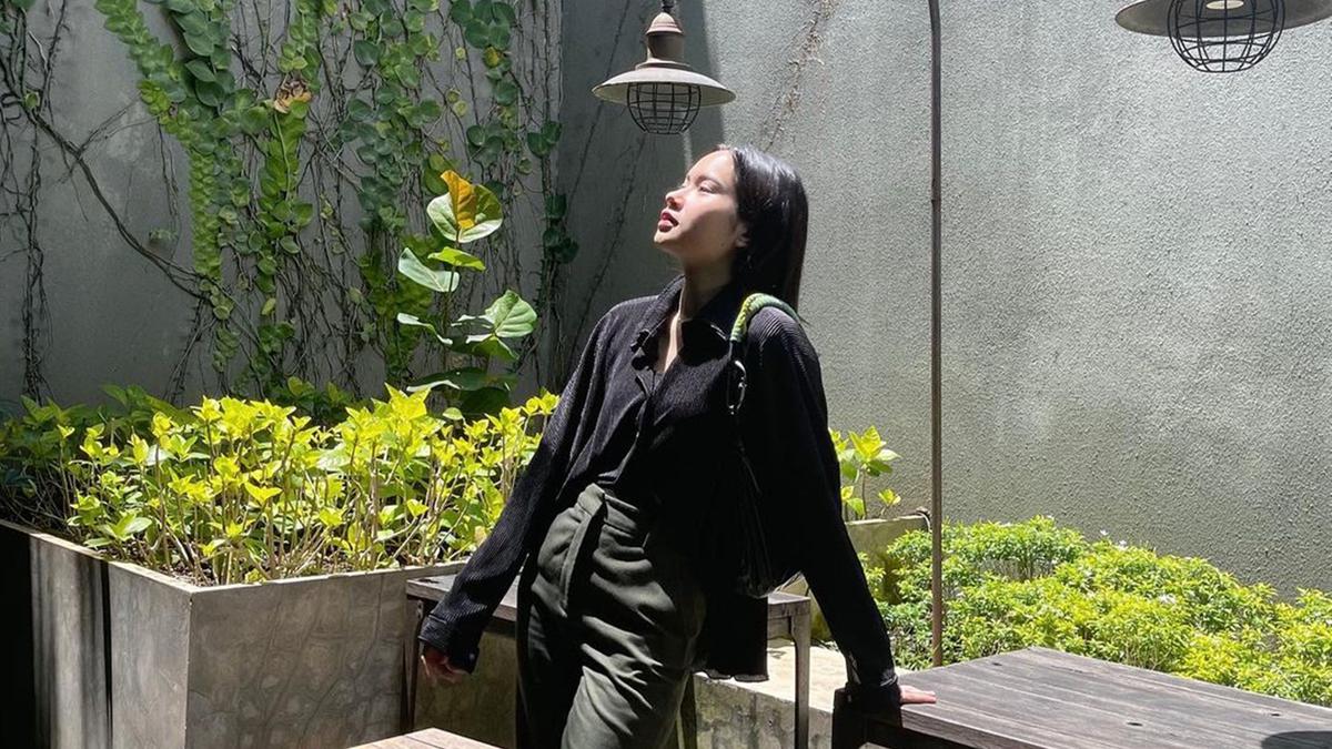 OOTD Satine Zaneta Pakai Outfit Serba Hitam, Simpel Tapi Menawan