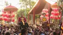 Peserta mengenakan pakaian adat pernikahan pada karnaval Budaya Bali di kawasan Nusa Dua, Bali, Jumat (12/10). Karnaval tersebut untuk memeriahkan perhelatan Pertemuan Tahunan IMF - World Bank Group 2018 di Bali. (Liputan6.com/Angga Yuniar)