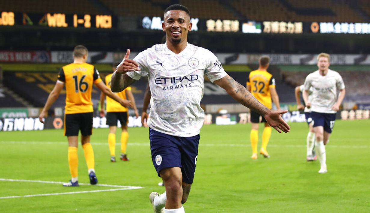Striker Manchester City, Gabriel Jesus, melakukan selebrasi usai mencetak gol ke gawang Wolverhampton Wanderers pada laga Liga Inggris di Stadion Molineux, Senin (21/9/2020). Manchester City menang dengan skor 3-1. (Marc Atkins/Pool via AP)