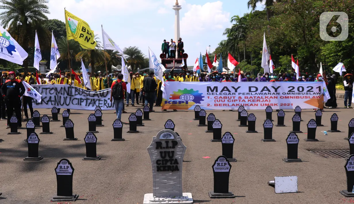 Puluhan nisan berjejer rapi di sekitar area Monas, Jakarta, pada Hari Buruh Internasional, Sabtu (1/5/2021). Nisan hitam itu dihiasi tulisan yang mewakili perasaan para buruh, Antara lain RIP PHK Murah, Bebasnya Outsourcing, RIP Cuti Hamil, RIP Satuan Upah-Perjam. (Liputan6.com/Angga Yuniar)