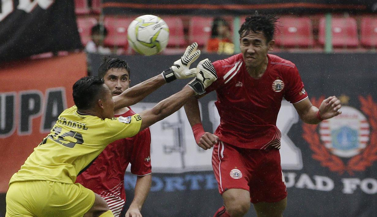 Proses terjadinya gol yang dicetak bek Persija Jakarta, Ryuji Utomo, ke gawang TIRA Persikabo pada laga Piala Indonesia di Stadion Patriot, Bekasi, Kamis (21/2). Persija menang 2-0 atas TIRA Persikabo. (Bola.com/Yoppy Renato)