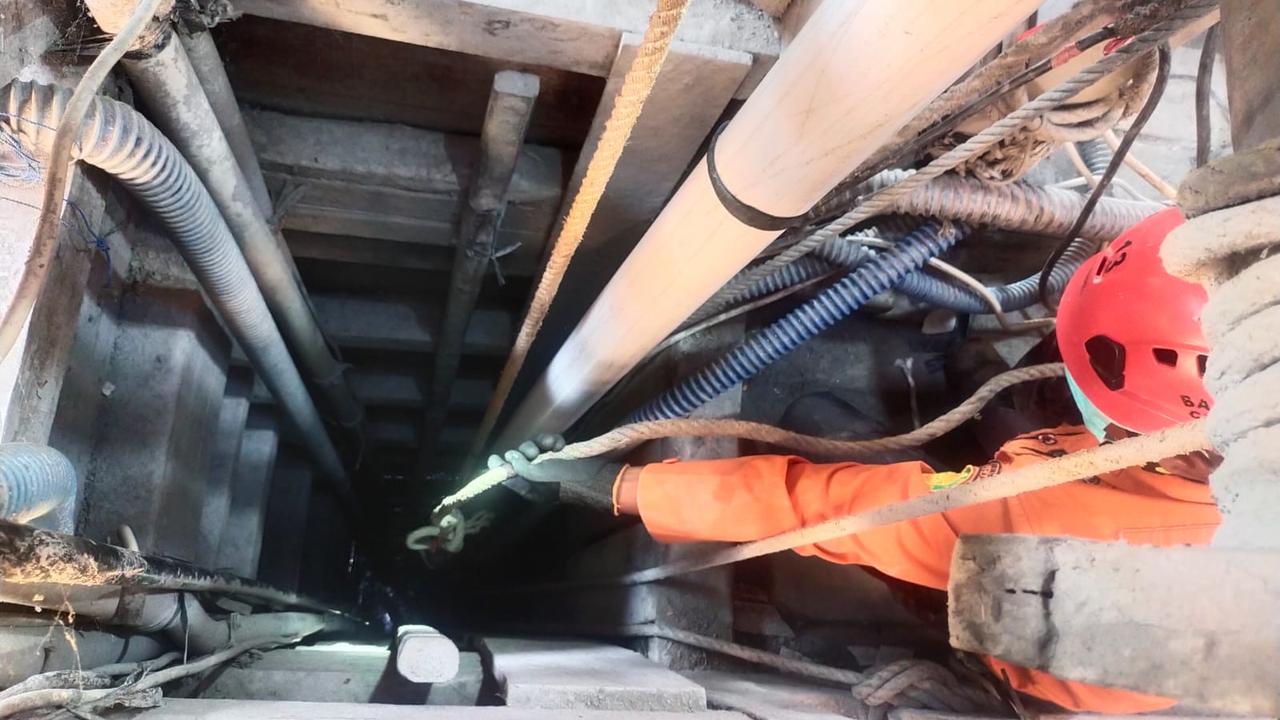 Sebanyak delapan penambang dilaporkan terjebak di dalam lubang tambang emas di Desa Pancurendang, Kabupaten Banyumas, Jawa Tengah sejak pukul 23.00 WIB pada Selasa 25 Juli 2023.