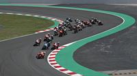Suasana balapan MotoGP 2018 di Sirkuit Catalunya, Spanyol, Minggu (17/6/2018). Lorenzo menjadi yang tercepat dengan catatan waktu 40 menit 13,566 detik. (AP/Eric Alonso)