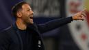 Domenico Tedesco. Pelatih asal Italia berusia 36 tahun yang lama menetap di Jerman ini dipecat RB Leipzig pada 7 September 2022 setelah menangani klub sejak tengah musim 2021/2022. Eks pemain yang hanya memperkuat klub kecil di Jerman ini dipecat usai RB Leipzig takluk 1-4 dari tamunya Shakhtar Donetsk pada matchday pertama fase grup Liga Champions 2022/2023 (6/9/2022). Dari total 8 laga di semua ajang musim ini, RB Leipzig hanya dibawanya meraih 2 kemenangan, sisanya 2 kali imbang dan 4 kali kalah. (AFP/Odd Andersen)