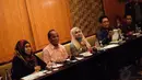 Gubernur Riau Annas Maamun didampingi kuasa hukumnya saat menggelar konferensi pers di Hotel Sultan, Jakarta, Kamis (11/9/14). (Liputan6.com/Faizal Fanani)