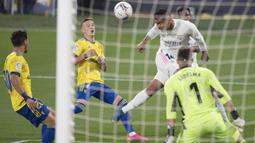 Gelandang Real Madrid, Casemiro, menyundul bola saat melawan Cadiz pada laga Liga Spanyol di Stadion Ramon de Carranza, Rabu (22/4/2021). Real Madrid menang dengan skor 3-0. (AFP/Jorge Guerrero)
