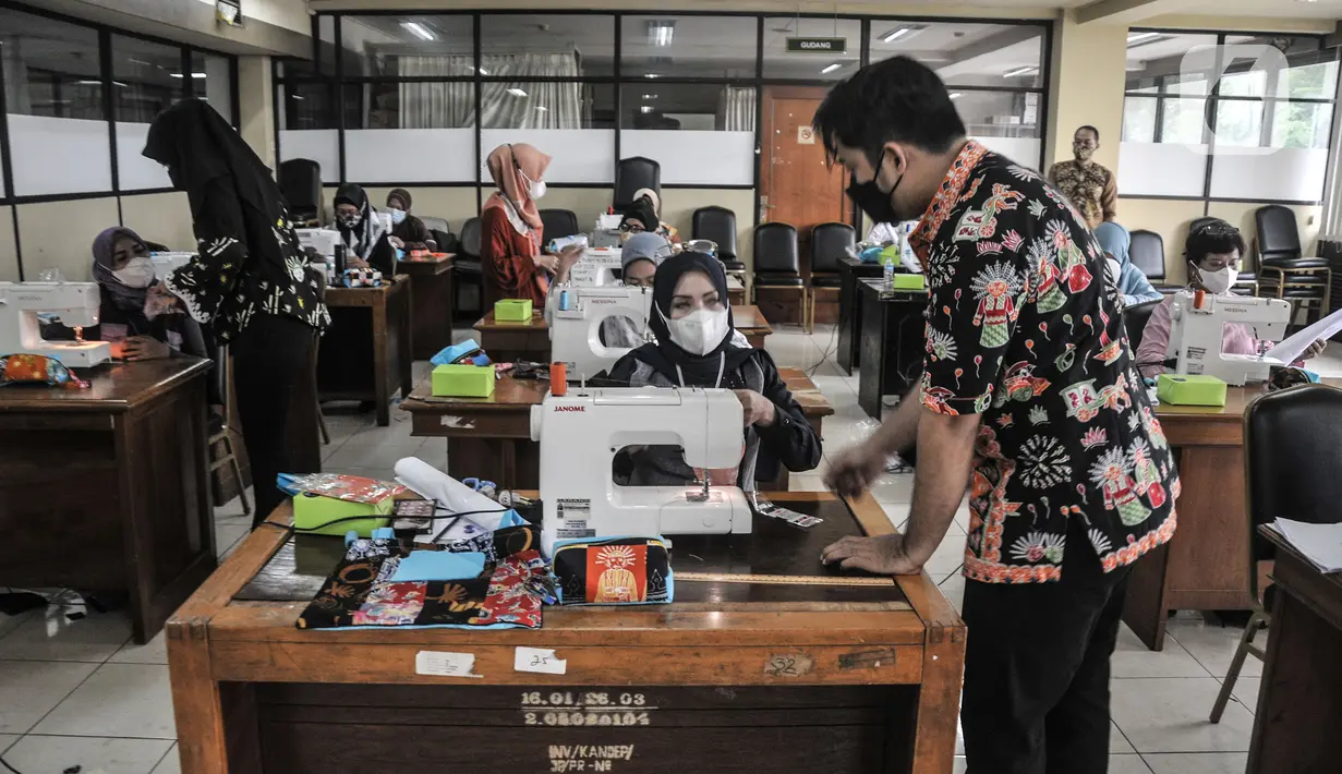 Pengajar membimbing peserta pelatihan kerajinan tangan kreasi kain perca di Kantor Sudin Pendidikan Wilayah I, Kompleks Wali Kota Jakarta Pusat, Selasa (26/10/2021). Pelatihan ini untuk memberikan peserta keterampilan agar siap dalam mengisi kesempatan kerja. (merdeka.com/Iqbal S Nugroho)