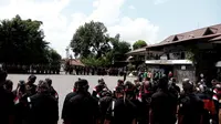 Suasana gladi bersih Jumenengan Dalem (prosesi penobatan) Paku Alam X dan Kirab Ageng di Pura Pakualaman, Yogyakarta. (Liputan6.com/Fathi Mahmud)