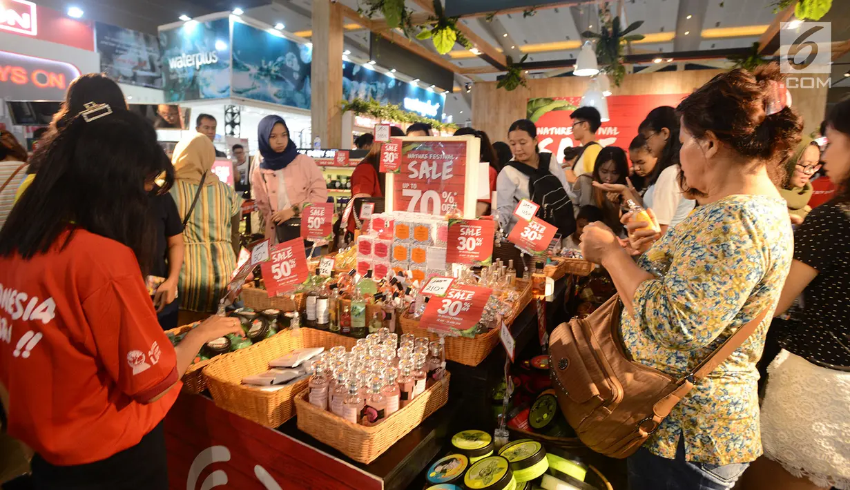Pengunjung memadati area Jakarta Fair atau Pekan Raya Jakarta 2019 di JIExpo Kemayoran, Jumat (7/6/2019). Jakarta Fair Kemayoran menjadi salah satu tujuan warga ibukota untuk menikmati libur Lebaran. (merdeka.com/Imam Buhori)
