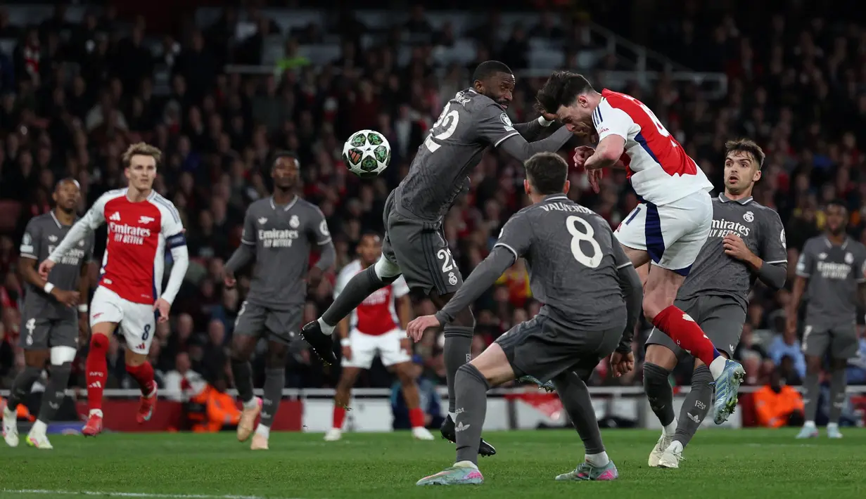 Arsenal terus berupaya membongkar pertahanan Real Madrid. Namun, tidak ada gol tercipta hingga akhir babak pertama. (Adrian Dennis/AFP)