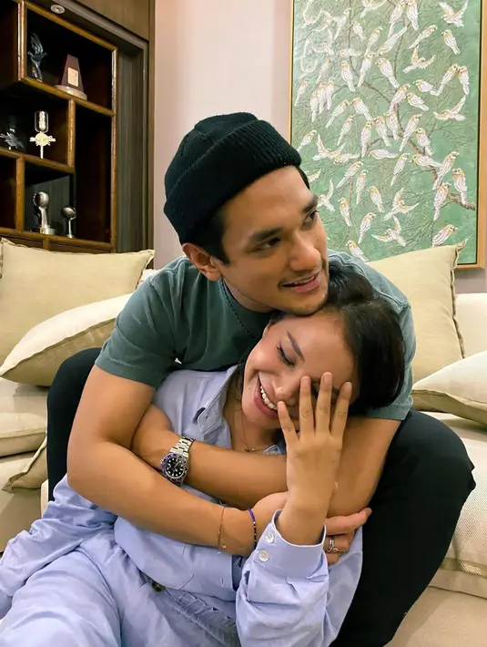 Momen manis yang diunggah Rossa dalam akun Instagram pun langsung menjadi sorotan netizen. Terlebih, keduanya juga memperlihatkan momen mesra bersama.(Liputan6.com/IG/@itsrossa910)