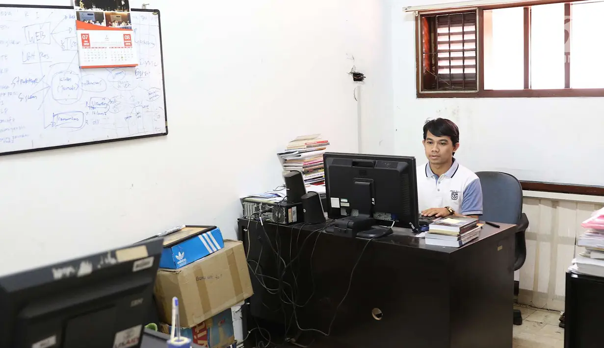 Seorang pekerja beraktivitas di kantor LBH Pers di kawasan Kalibata, Jakarta Selatan, Jumat (27/7). Kondisi keuangan lembaga yang didirikan AJI pada 2003 itu diperkirakan hanya bisa membiayai kegiatan operasional. (Liputan6.com/Immanuel Antonius)