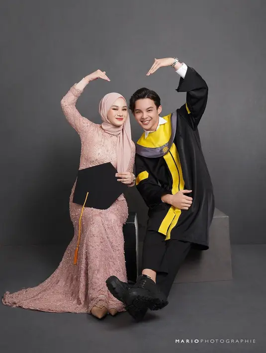 Saat menerima ajakan menikah dari Rey Mbayang, Dinda mengajukan syarat yang harus dipenuhi. Saat itu, Dinda mengajukan syarat tidak mau di poligami. [Instagram/rey_mbayang]