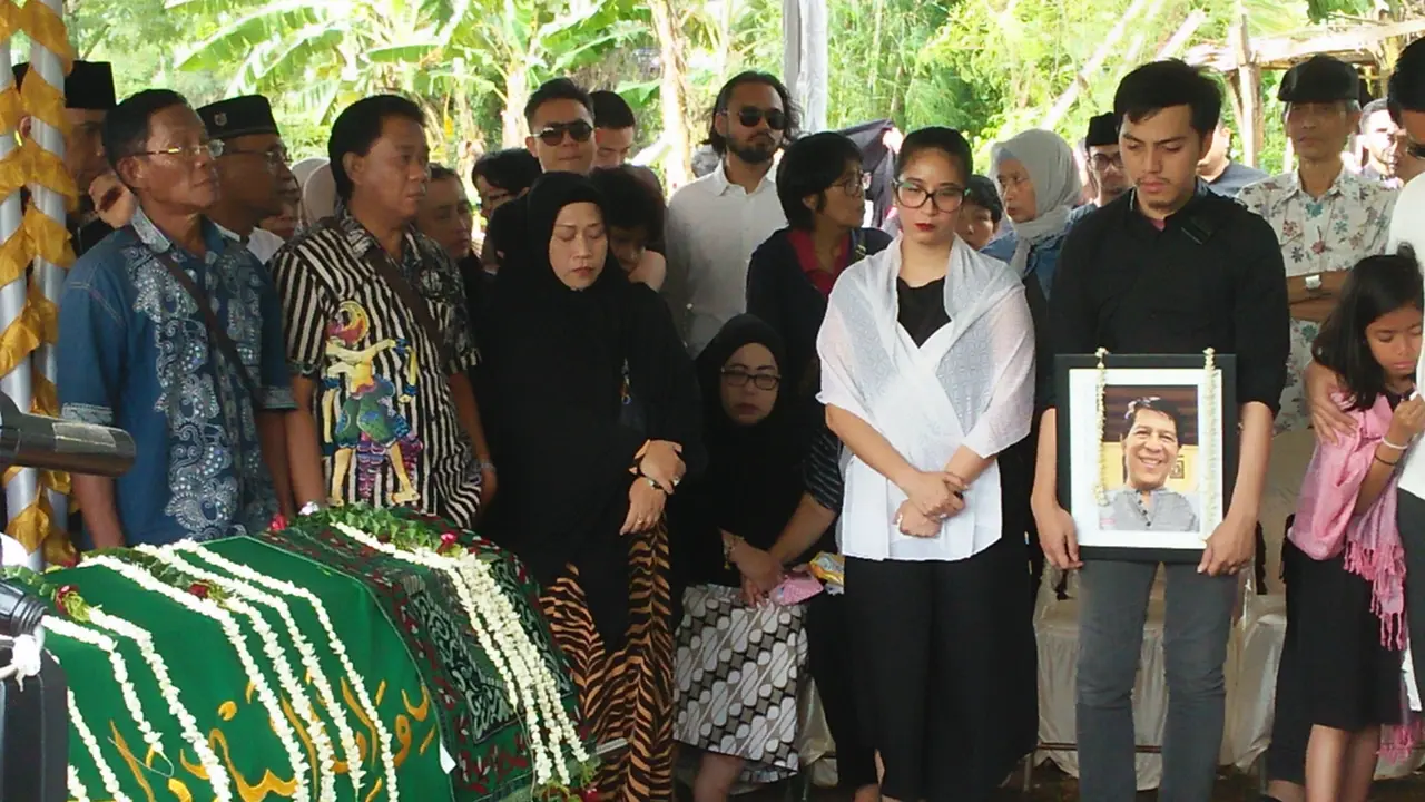 Pemakaman Ayah Novita Angie