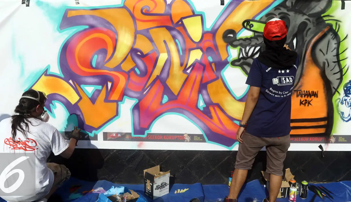 Seniman Mural beraksi di depan Gedung KPK, Jakarta, Jumat (22/4). Sejumlah seniman membuat mural bertema Adab Kotor Seekor Koruptor. (Liputan6.com/Helmi Afandi)