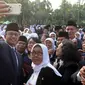 Gubernur DKI Jakarta Anies Baswedan berswafoto usai melantik dan mengambil sumpah jabatan pejabat fungsional di halaman Balai Kota DKI Jakarta, Senin (4/6). Sebanyak 916 pejabat fungsional dilantik hari ini. (Liputan6.com/Arya Manggala)