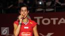 Carolina Marin menggigit medali usai sukses mempertahankan gelar juara dunia bulutangkis tunggal putri setelah mengandaskan perlawanan Saina Nehwal (India) di BWF World Championships 2015 di Jakarta, Minggu (16/8/2015). (Liputan6.com/Helmi Fithriansyah)