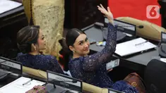 Sejumlah politisi berlatar belakang artis atau selebriti dilantik menjadi anggota Dewan Perwakilan Rakyat (DPR) Republik Indonesia terpilih periode 2024-2029 di Gedung Nusantara, Kompleks Parlemen, Senayan, Jakarta, Selasa (1/10/2024). (Liputan6.com/Angga Yuniar)
