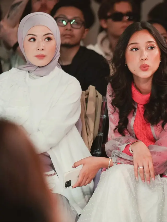 7 Momen Yasmin Napper saat Diundang di London Fashion Week 2023, Tampil Ceria